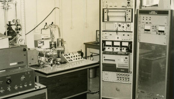 המס ספקטרומטר הראשון באונ' ת"א. ביה"ס לכימיה, שנות ה-70 (צילום אונ' ת"א)
