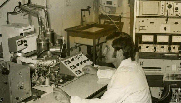שמעון האופטמן במעבדה 1975 (צילום: אונ' ת"א)