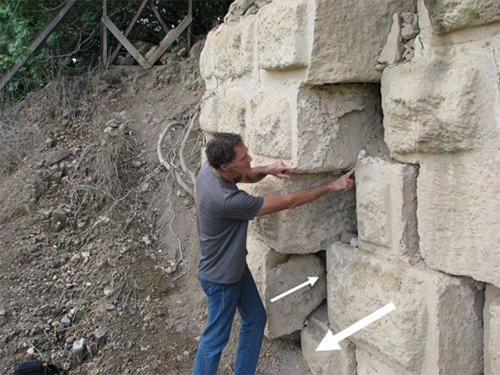 שבירה בחומה של מצד עתרת מהתקופה הצלבנית כתוצאה מרעידת אדמה בשנת 1202