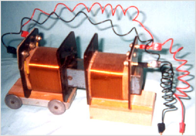 מעבדת הדגמות - חשמל ומגנטיות - הדגמה מס' 65 - כוח בין שני סלילים מוזרמים