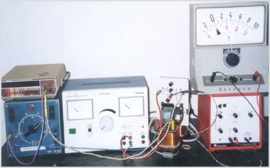 מעבדת הדגמות - חשמל ומגנטיות - הדגמה מס' 70 - אפקט הול - מדידת פוטנציאל על מוליך בשדה מגנטי