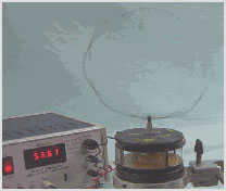 מעבדת הדגמות - גלים, אור ואופטיקה - הדגמה מס' 52 - גל עומד בטבעת קפיצית מתנודדת 