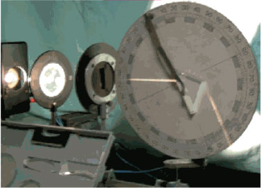 מעבדת הדגמות - גלים, אור ואופטיקה - הדגמה מס' 58 - אופטיקה גיאומטרית – שבירה והחזרה  במנסרה משולשת 