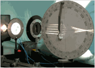 מעבדת הדגמות - גלים, אור ואופטיקה - הדגמה מס' 60 - אופטיקה גיאומטרית – אופטיקה גיאומטרית – עדשה קמורה מרכזת