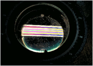 מעבדת הדגמות - גלים, אור ואופטיקה - הדגמה מס' 72 - קיטוב באמצעות רצועות סלוטייפ בין שני מקטבים