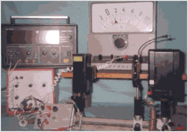 מעבדת הדגמות - גלים, אור ואופטיקה - הדגמה מס' 83 - אפקט פוטואלקטרי - מדידת מתח עצירה כפונקציה של אורך גל