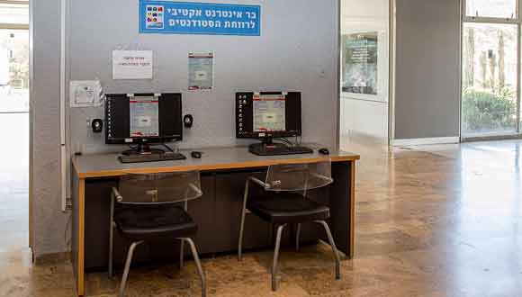 עמדות מחשב בלובי שנקר פיזיקה