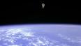 אסטרונאט מרחף מעל כדור הארץ. חוקרים בחוג עבדו עם אילן רמון ז"ל במחקר במעבורת החלל קולומביה ב-2003