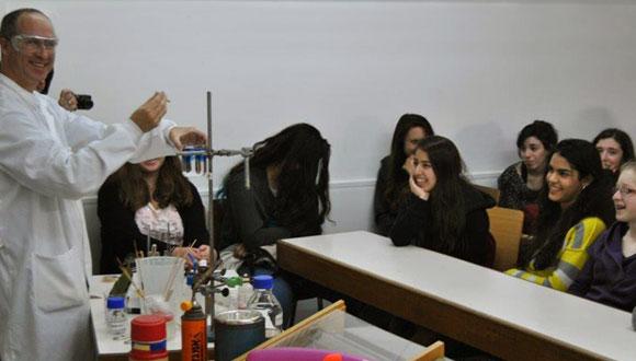 "נפלאות הכימיה" לתלמידי תיכון - תכנית העשרה בכימיה בקרב בני נוער