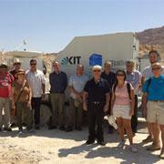 חלק מקבוצת המחקר הגרמנית-ישראלית ליד אחד ממרכיבי מערכת ה- KITCube באתר המדידות-ליד מצדה בים המלח